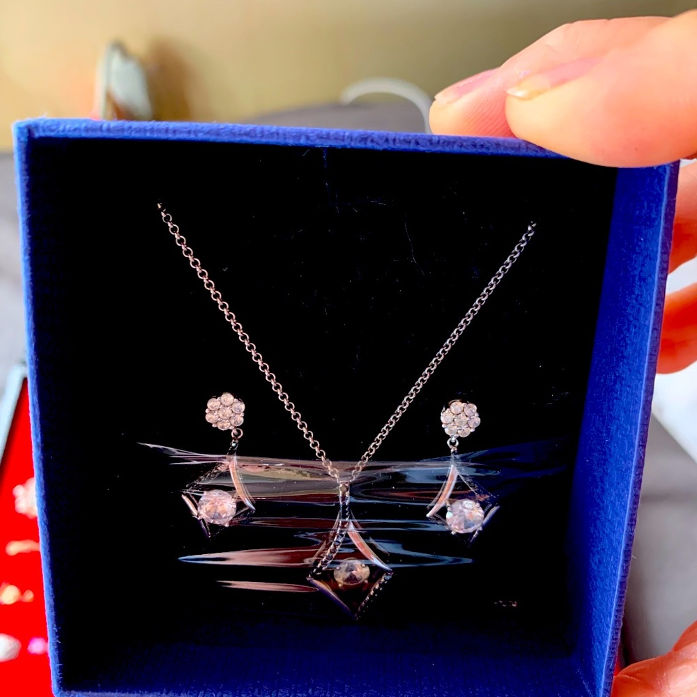 Beautiful Stirling silver ‘dancing diamonds’ CZ matching earring and pendant set
